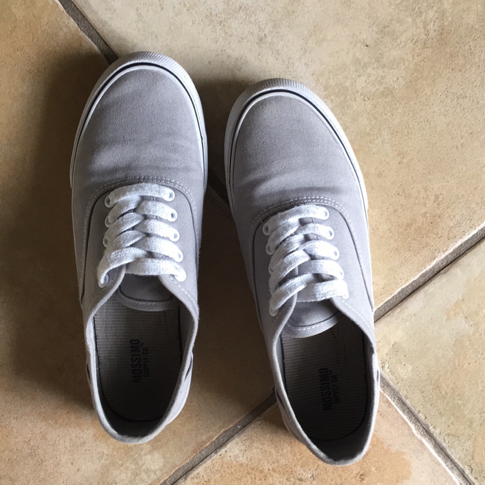 Cute grey sneakers!! Lightly worn!!